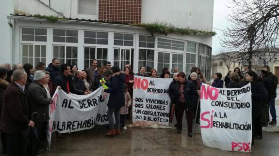 Un centenar de personas se concentra en Torreblascopedro contra el derribo del antiguo consultorio médico