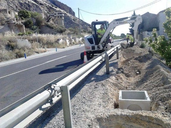 Obras para instalar un radar en la A-6050 el pasado mes de junio.