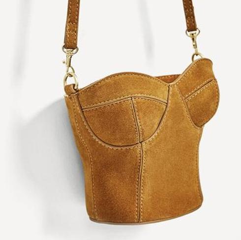 Zara vuelve a crear polémica, esta vez con un bolso con forma de corsé