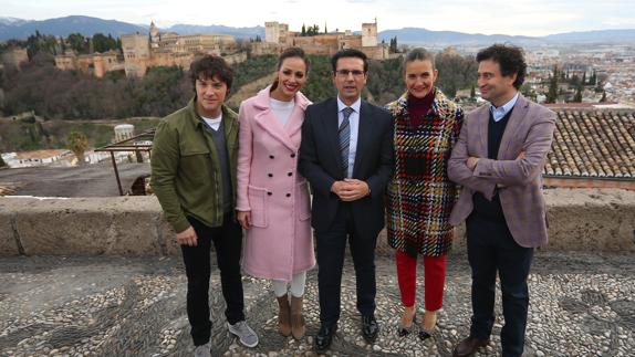 Los jueces y la presentadora de 'MasterChef' posan junto al alcalde de Granada en el Mirador de San Nicolás.