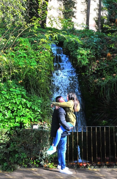 La cascada de la Acequia Real  en el acceso de los Carros a la  Alhambra, junto al bosque, es  uno de los espacios magnéticos,  mágicos, para los enamorados.  