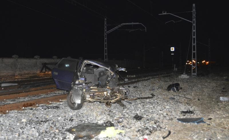 Mueren dos chicos de 21 y 22 años al ser arrollado su coche por un tren en Palencia