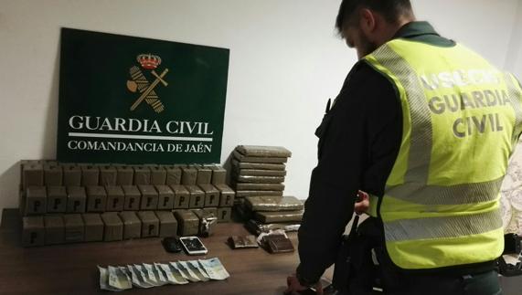 Lo detienen en la A-4 a la altura de Carboneros con 53 kilos de hachís en su furgón