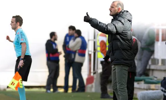 Fernando Soriano da instrucciones en la banda.