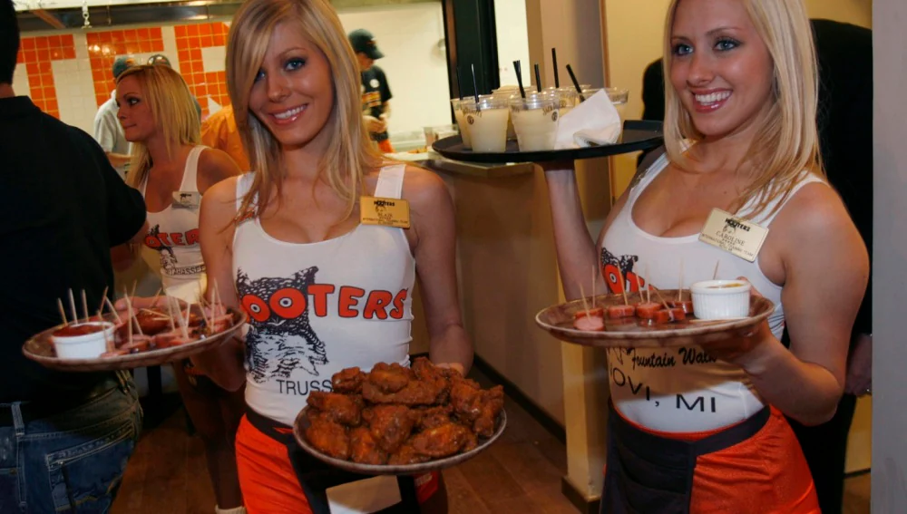 Llega a España Hooters, la cadena con camareras exhuberantes conocida como "tetaurante"