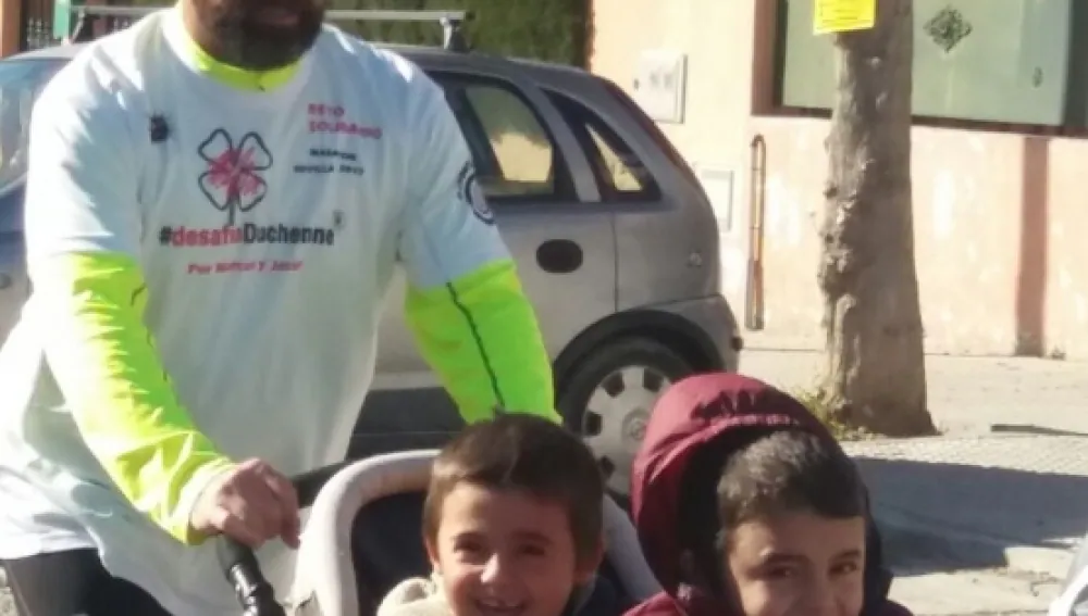 Un padre correrá la maratón de Sevilla con sus dos hijos con distrofia muscular para recaudar fondos