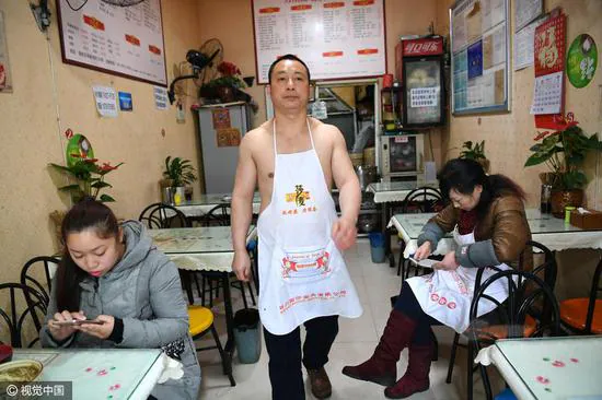 El dueño de un restaurante en China lleva 10 años con el torso desnudo
