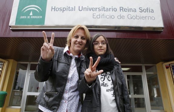 María Morales, y su hija Naira, de 12 años, ambas de Puente de Génave, posan a las puertas del hospital Reina Sofía.