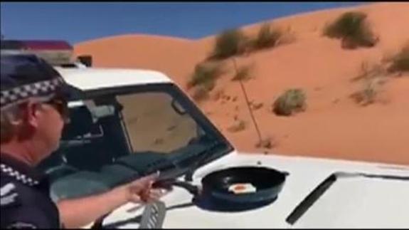 Un policía australiano fríe un huevo en el capó del coche patrulla