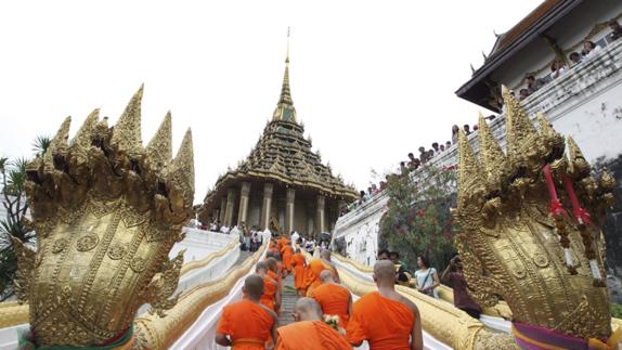 Monjes budistas caminan hacia el templo Phra Phutthabat.