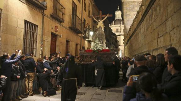 Procesión en Salamanca de la Hermandad Universitaria del Santísimo Cristo de la Luz y Nuestra Señora de la Sabiduría. 