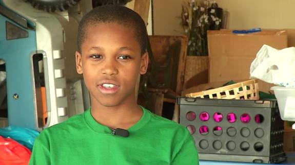 Un niño de 10 años crea un dispositivo para evitar que los bebés mueran por golpes de calor en los coches