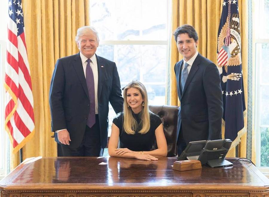 Ivanka Trump, sentada a la mesa del Despacho Oval, flanqueada por su padre y el primer ministro de Canadá, Justin Trudeau. :: 