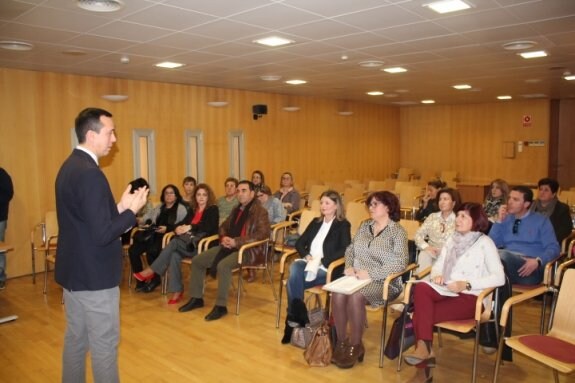 El delegado conversa con el personal de las OMIC de la provincia de Almería.