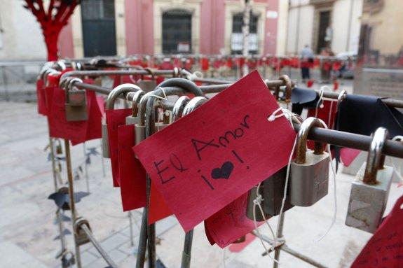 Una de las cartas de amor dejadas ante el San Valentín de la plaza Campoamor.