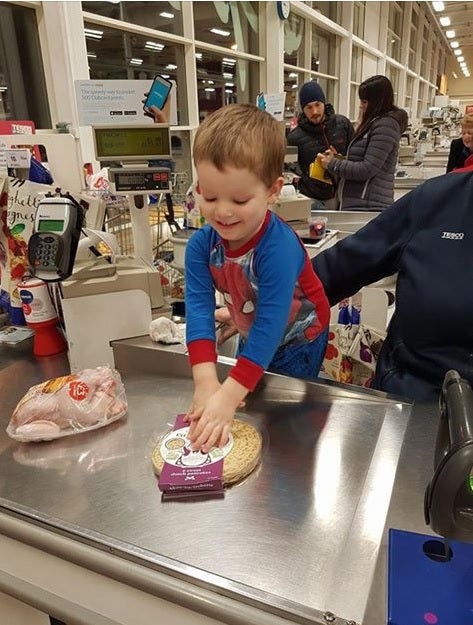 El precioso gesto de una cajera con un niño con autismo emociona a las redes