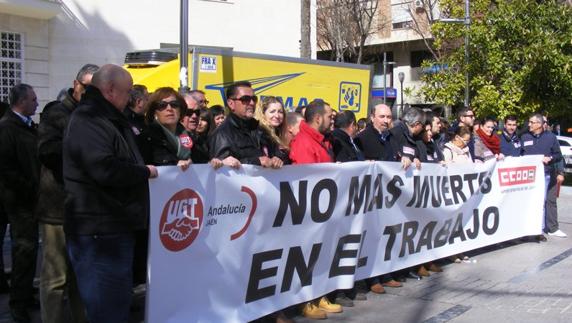 Una manifestación de los sindicatos por las muertes en el trabajo ante la Subdelegación.
