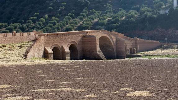 El Puente de Ariza reaparece gracias a la sequía. 