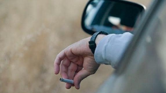 ¿Te pueden multar por fumar al volante?