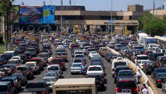 Paso fronterizo entre San Ysidro (California, EEUU) y Tijuana (México)