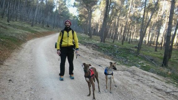 Miguel Ángel Palomino con Kenya y Leia, sus dos galgas adoptadas.