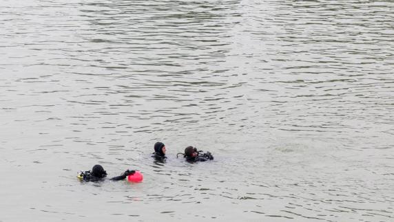 Los bomberos recuperan un cadáver del río Guadalquivir