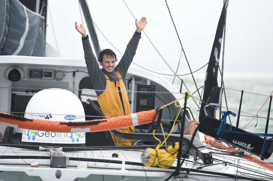 Didac Costa celebra su llegada a Francia tras 108 días de navegación en solitario. 