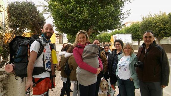 Miguel Ángel Palomino, al comienzo de la ruta, junto a su familia y miembros de la asociación de lucha contra la diabetes.