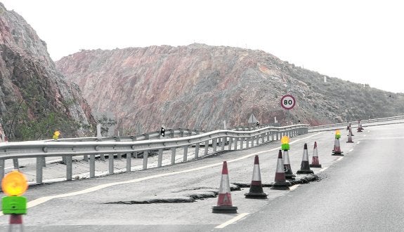 La calzada está hundida a la altura del kilómetro 344, en el tramo de la A-7 entre Carchuna y Castell de Ferro.