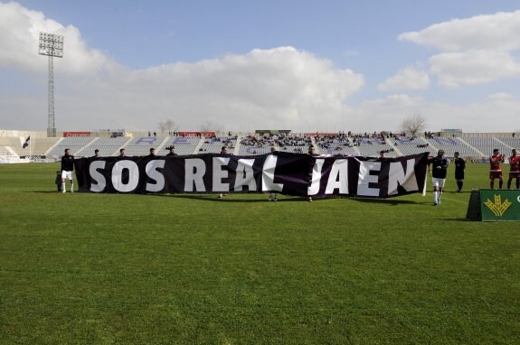 La gran pancarta pidiendo ayuda para el Real Jaén apareció de nuevo en La Victoria, que pierde espectadores conforme avanza el campeonato.
