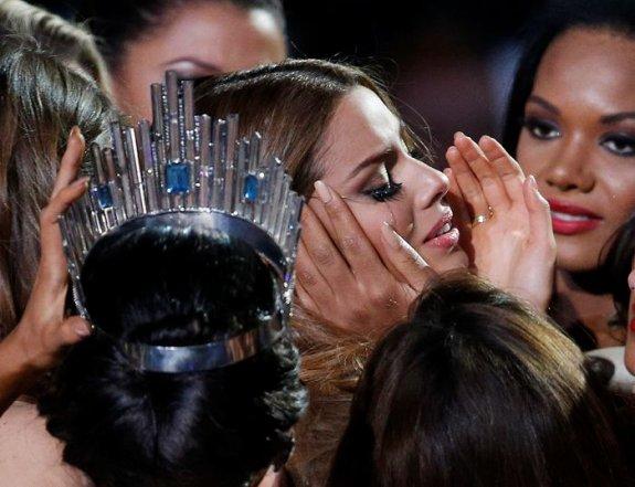 Ariadna Gutiérrez es consolada por sus compañeras al rectificarse el cetro de Miss Universo 2015.