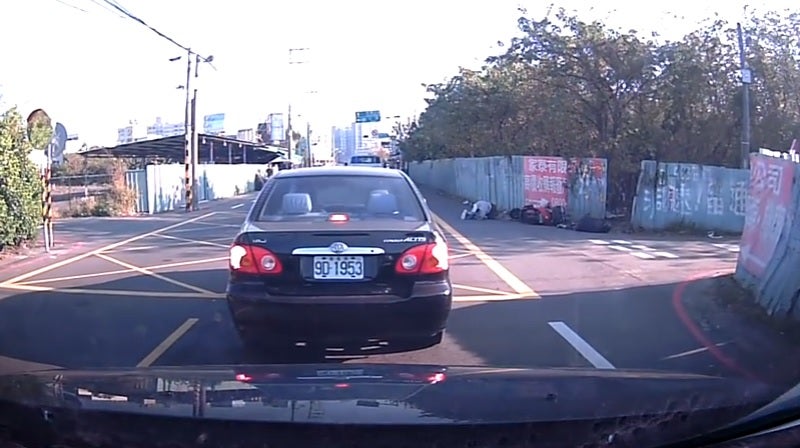 Brutal accidente entre dos motoristas y ningún conductor hace nada