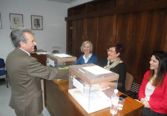 Emilio García de la Torre durante la votación. 