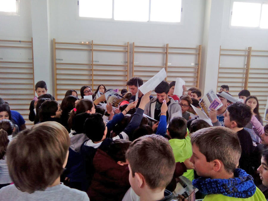 Futbolistas del Linares visitan a escolares