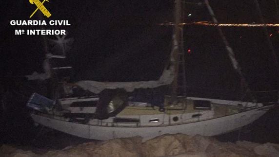 Encallan su velero en las rocas en Almerimar y salen con vida gracias a la Guardia Civil