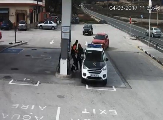 Un coche fuera de control casi mata a un guardia civil mientras echaba gasolina