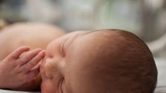 Una española de 43 años da a luz pensando que sufría un cólico en el riñón