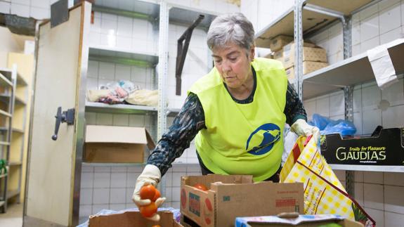 Una voluntaria reparte alimentos, el pasado martes. 