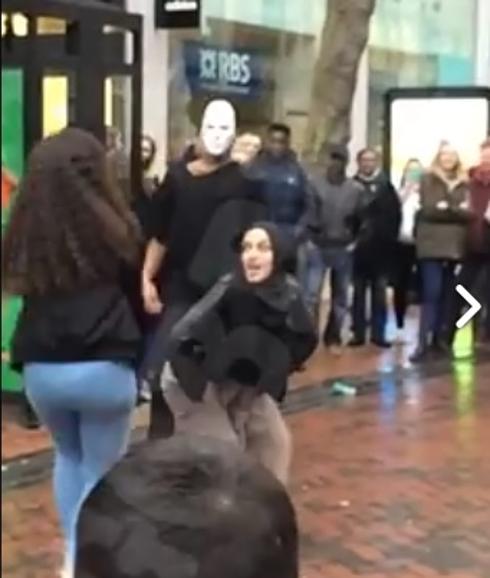 Amenazan de muerte a una chica musulmana por hacer 'twerking' con un chico en la calle