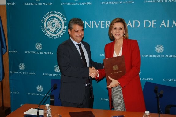 El rector de la Universidad de Almería, Carmelo Rodríguez, y la ministra de Defensa, María Dolores de Cospedal, tras la firma.