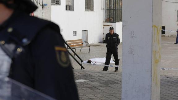 El fallecido, en plena calle