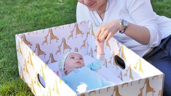 Cajas de cartón en lugar de cunas para evitar muertes súbitas de bebés