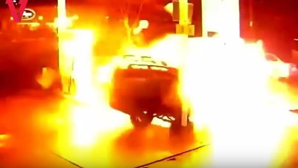 Un conductor de Uber se estrella contra un gasolinera y crea una bola de fuego