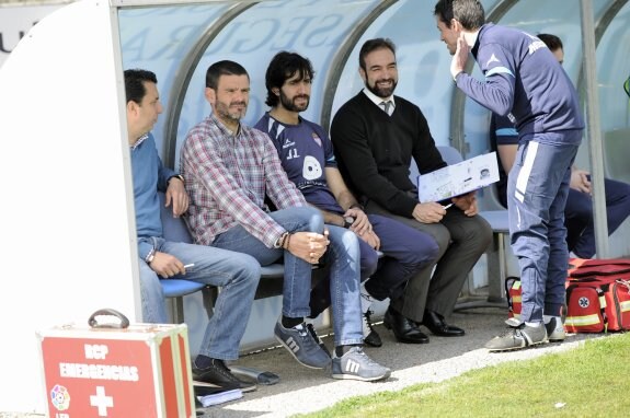 Ramón Tejada en el banquillo del Real Jaén el domingo pasado durante el encuentro contra la UD Melilla.