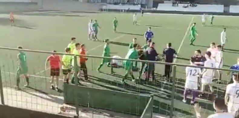 Un padre y un jugador tratan de agredir al equipo rival en un partido juvenil en Jaén