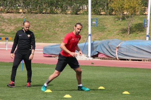 Borja trabaja bajo la mirada atenta de Enrique Portaz.
