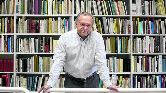 Miguel Pardeza, en su casa madrileña de Sebastián de los Reyes. 