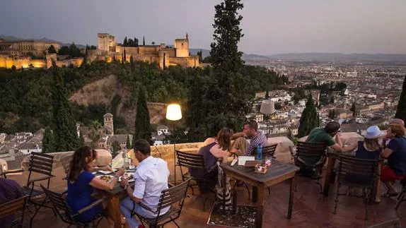Granada recibe el premio como la ciudad más bonita de España