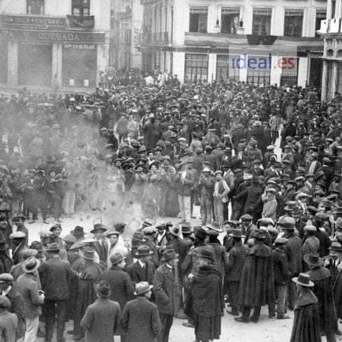 Manifestantes queman las butacas del cine Regio en la Plaza del Carmen en 1919 