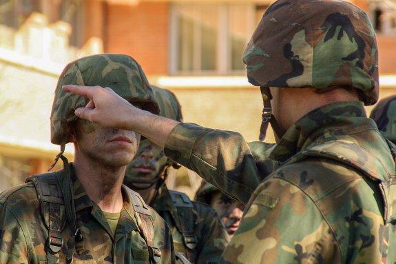 Soldados en un entrenamiento de la Brigada Paracaidista. :: ALBERTO FERRERAS